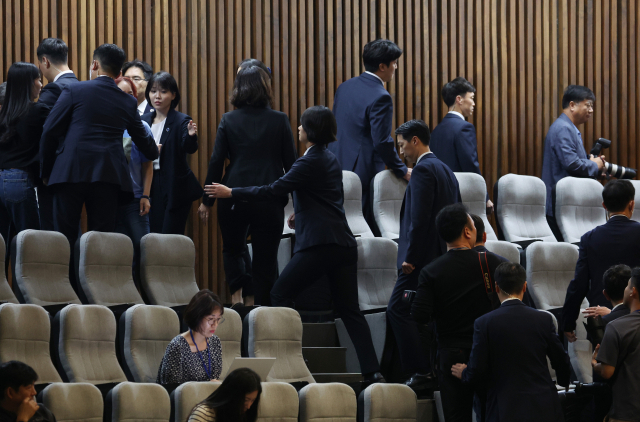21일 국회 본회의에서 표결에 부쳐진 이재명 대표 체포동의안이 가결되자 방청석에서 한 시민이 항의하다 퇴장당하고 있다. 연합뉴스