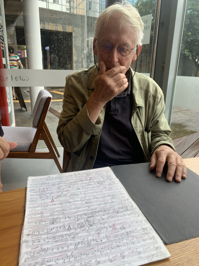 윤이상 친필이 담긴 ‘중국의 그림’ 초연 악보를 네덜란드 리코더 연주자 발터르 판 하우어가 윤이상기념관에 기증했다. 통영국제음악재단 제공