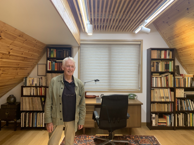 윤이상 친필이 담긴 ‘중국의 그림’ 초연 악보를 네덜란드 리코더 연주자 발터르 판 하우어가 윤이상기념관에 기증했다. 통영국제음악재단 제공