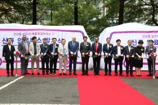 부산성모병원이 21일 오후 부산시청에서 의료버스 발차식을 가졌다. 부산성모병원 제공