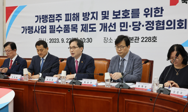 한기정 공정거래위원장(가운데)이 22일 오전 국회에서 열린 ‘가맹점주 피해 방지 및 보호를 위한 가맹사업 필수품목 제도 개선 민당정협의회’에서 발언하고 있다. 연합뉴스