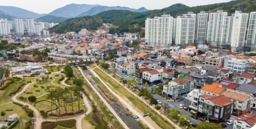 경남 김해시 관동동에 조성된 율하카페거리와 산책로. 김해시 제공