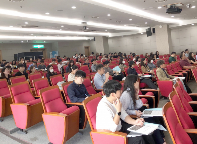 2023년도 ‘의료기기 사업화 촉진·첨단 기능성 소재 기반 시기능 보조기기 산업 육성’ 포럼 강연 현장(22일 KTL 서울분원 강당). 의료기기 해외진출 관련 관계자 및 고객 약 160여 명이 포럼에 참석했다. KTL 제공