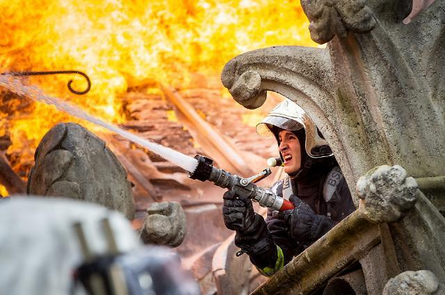 영화 ‘노트르담 온 파이어’. 찬란 제공