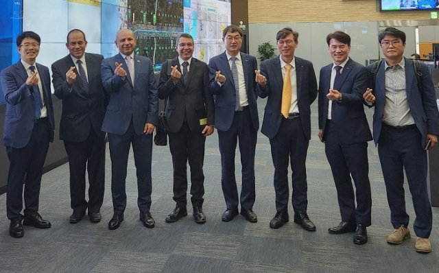 9월 21일 한국도로공사 관계자들과 콜롬비아 교통부 장관 일행이 한국도로공사 교통센터 견학 후 기념촬영을 하고 있다. 한국도로공사 제공