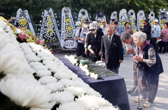 22일 부산 남구 국립일제강제동원역사관 추모공원에서 열린 ‘일제강제동원희생자 전국합동위령제’에서 유족 등 참석자들이 헌화 분향하고 있다. 정종회 기자 jjh@