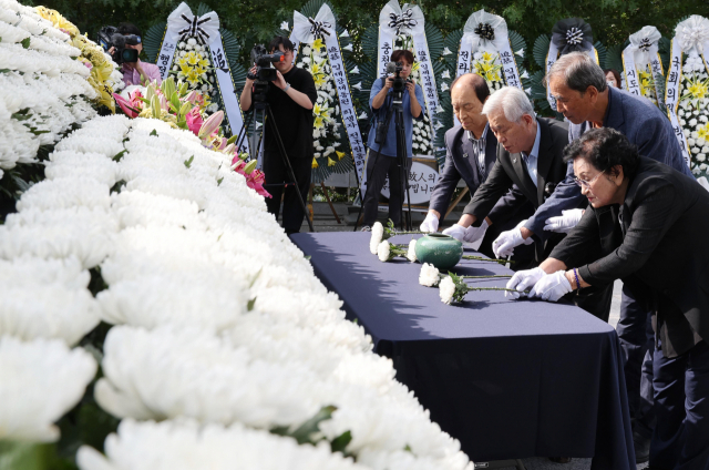 22일 부산 남구 국립일제강제동원역사관 추모공원에서 열린 ‘일제강제동원희생자 전국합동위령제’에서 유족대표들이 헌화하고 있다. 정종회 기자 jjh@