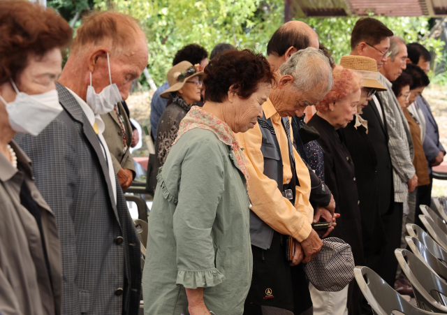 22일 부산 남구 국립일제강제동원역사관 추모공원에서 열린 ‘일제강제동원희생자 전국합동위령제’에서 참석자들이 희생자에 대한 추모 묵념을 하고 있다. 정종회 기자 jjh@