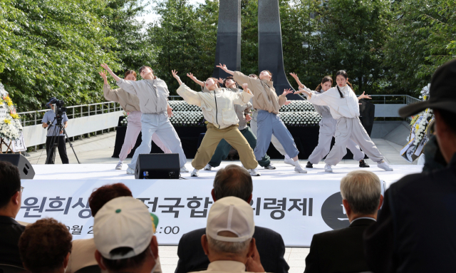 22일 부산 남구 국립일제강제동원역사관 추모공원에서 열린 ‘일제강제동원희생자 전국합동위령제’에서 부산대 무용학과 학생들이 추모공연을 하고 있다. 정종회 기자 jjh@