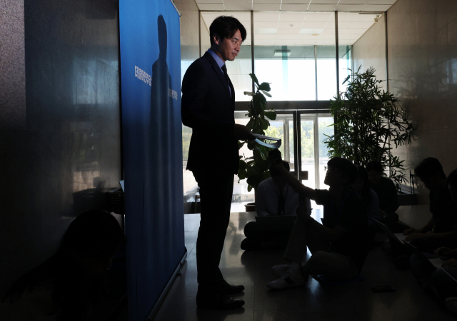 더불어민주당 한준호 의원이 22일 국회에서 원내대표 선거 계획을 브리핑하고 있다. 연합뉴스