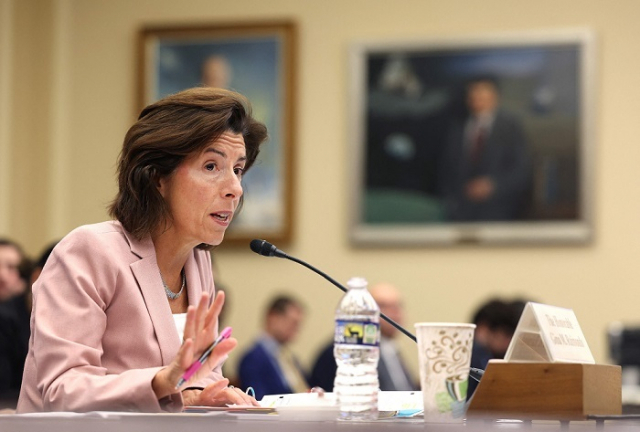 지나 러몬도 미국 상무장관이 지난 19일 워싱턴 DC 레이번 하우스 오피스 빌딩에서 열린 하원 과학우주기술위원회에 출석해 증언하고 있다. 연합뉴스