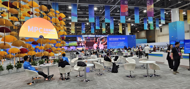 2022 항저우 아시안게임이 23일 오후 8시(한국시간) 개회식을 시작으로 16일간의 대장정에 들어간다. 항저우 국제전시장에 마련된 항저우 아시안게임 미디어센터 내부 모습. 김한수 기자 hangang@