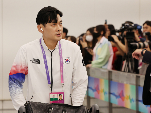 2022 항저우 아시안게임 개회식에 한국 선수단 기수로 나서는 펜싱 남자 국가대표 구본길이 지난 22일 중국 항저우 샤오산 국제공항에 도착했다. 연합뉴스
