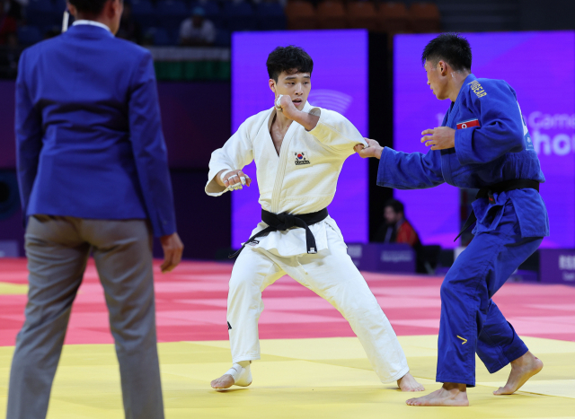 24일 중국 항저우 샤오산 린푸체육관에서 열린 항저우 아시안게임 유도 남자 66kg급 16강 경기에서 안바울이 북한 리금성을 상대하고 있다. 연합뉴스