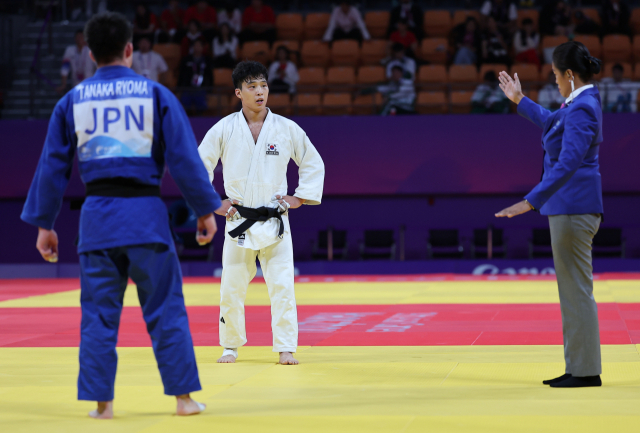 24일 중국 항저우 샤오산 린푸체육관에서 열린 항저우 아시안게임 유도 남자 66kg급 일본 다나카 료마와의 준결승 경기에서 심판에게 지도 3개로 반칙패 판정을 받고 있다. 연합뉴스
