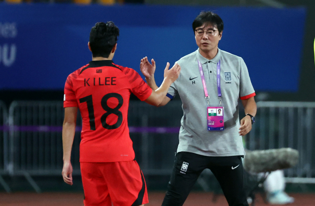 24일 중국 저장성 진화 스포츠센터 스타디움에서 열린 19회 항저우 아시안게임 남자축구 조별리그 최종전 대한민국과 바레인의 경기. 전반전 이강인이 교체되며 황선홍 감독과 인사하고 있다. 연합뉴스