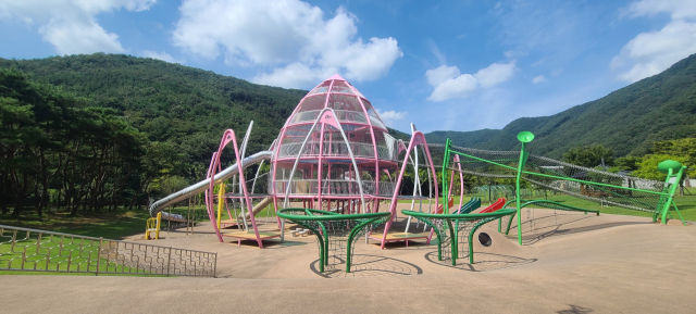 밀양 연꽃타워 놀이터.