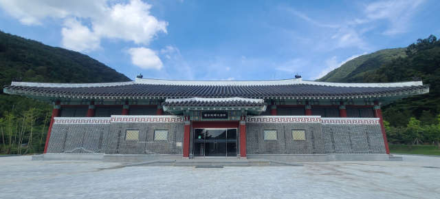 밀양 사명대사 유적지에 있는 사명대사 기념관. 사명 대사의 일대기를 통해 그의 호국 정신을 되새길 수 있는 공간이다.