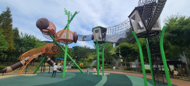 밀양아리랑대공원 어린이놀이터에는 도토리타워라 불리는 대형 조합놀이대를 중심으로 원형 그네, 회전 놀이 기구, 코끼리 미끄럼틀 등 다양한 놀이 기구가 있다.