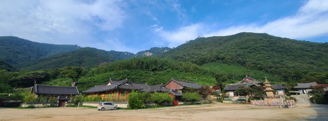 표충사 경내 뒤편으로는 영남 알프스 8봉에 속하는 재약산과 천황산 등이 파노라마처럼 펼쳐져 수려한 산색을 뽐낸다. 표충사는 가을철 단풍 명소이기도 하다. 표충사 주차장을 이용하려면 주차비(2000원)를 내야 한다.