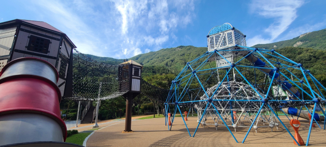 밀양 우리아이마음숲놀이터는 밀양의 3대 놀이터 가운데 가장 규모가 크다. 표충사 관광지와 연계한 자연 친화적 놀이터로 2020년 행정안전부가 인증한 전국 우수 놀이터로 선정되기도 했다.