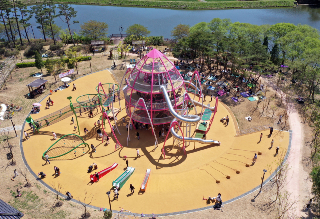 밀양 사명대사 유적지 내에 있는 연꽃타워 놀이터. 밀양시 제공