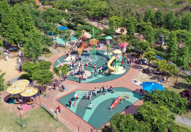 밀양아리랑대공원 어린이놀이터. 놀이터 곳곳에 쿨링 포그가 설치돼 있어 무더위가 아직 가시지 않은 가을 한낮 더위를 식혀 준다. 밀양시 제공