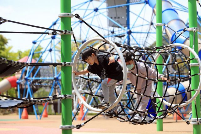 경남 밀양 표충사 관광지 내에 있는 우리아이마음숲놀이터에서 아이들이 즐거운 시간을 보내고 있다. 밀양의 대표 관광지인 사명대사 유적지와 밀양아리랑대공원, 표충사 관광지 내에는 압도적인 규모와 시설 수준을 자랑하는 놀이터가 자리한다. 이른바 ‘밀양 3대 놀이터’다. 놀이터에 갔다가 주변 유적지와 관광지를 둘러 본다면 산책과 역사 공부, 단풍 놀이는 덤으로 할 수 있다. 밀양시 제공