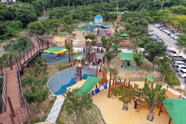 밀양 표충사 관광지 내에 있는 우리아이마음숲놀이터. 주차장(70면·무료)도 있다. 밀양시 제공