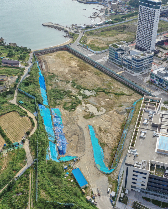 지난 2월 터파기 마무리 후 공사가 멈춘 부산 기장군 오시리아관광단지 내 아쿠아월드 부지 전경. 김종진 기자 kjj1761@