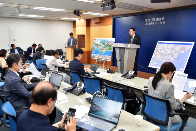 박형준 부산시장이 25일 오후 부산시청에서 열린 기자회견에서 ‘차세대 부산형 급행철도(BuTX)’를 민간투자사업으로 본격 추진한다고 설명하고 있다. 부산시 제공