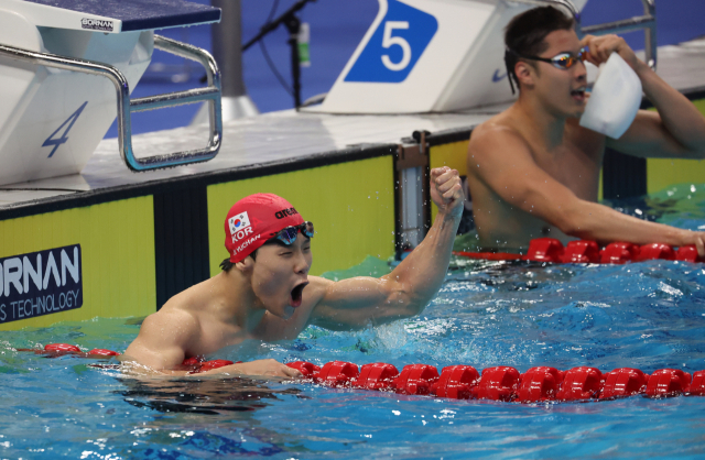 지유찬이 25일 중국 항저우 올림픽 스포츠센터 수영장에서 열린 2022 항저우 아시안게임 수영 이틀째, 남자 자유영 50ｍ 결승에서 1위로 결승점을 찍으며 금메달을 확정한 뒤 기뻐하고 있다. 연합뉴스