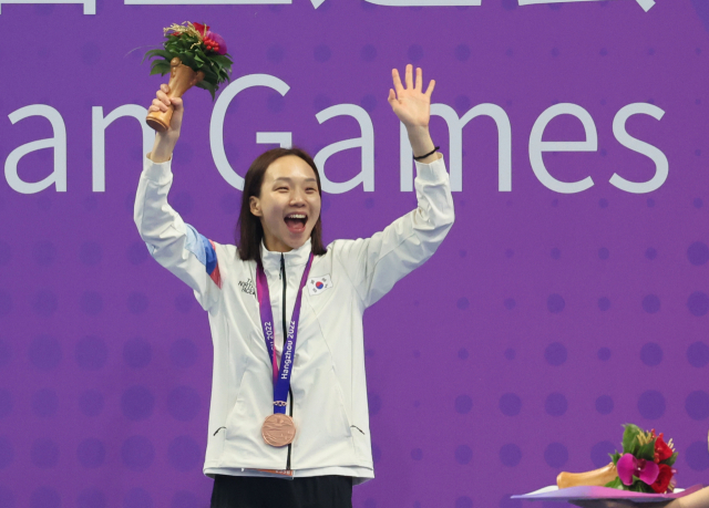 환한 미소의 김서영 (항저우=연합뉴스) 김인철 기자 = 25일 중국 항저우 올림픽 스포츠센터 수영장에서 열린 2022 항저우 아시안게임 수영 이틀째, 여자 개인 혼영 200m 결승에서 동메달을 차지한 김서영이 시상식에서 미소를 보이고 있다. 2023.9.25 yatoya@yna.co.kr (끝)