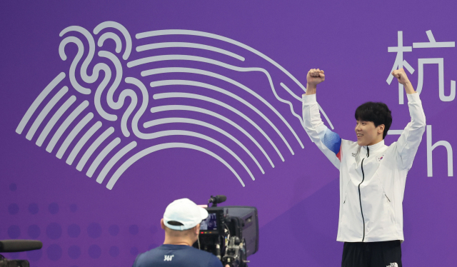 시상대 오르는 지유찬 (항저우=연합뉴스) 김인철 기자 = 지유찬이 25일 중국 항저우 올림픽 스포츠센터 수영장에서 열린 2022 항저우 아시안게임 수영 이틀째, 남자 자유형 50ｍ 결승에서 금메달 획득 후 시상대에 오르고 있다. 2023.9.25 hihong@yna.co.kr (끝)