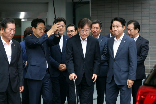 더불어민주당 이재명 대표가 26일 오전 서울중앙지법원에서 열리는 구속 전 피의자 심문(영장실질심사)을 받기 위해 서울 중랑구 녹색병원에서 출발하고 있다. 연합뉴스 제공.