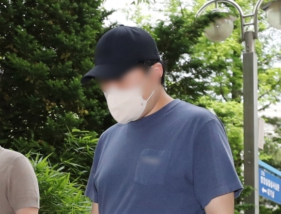 생후 2개월 아들을 학대해 뇌출혈로 중태에 빠트린 혐의를 받는 A(33) 씨. 연합뉴스
