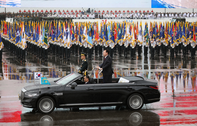 윤석열 대통령이 26일 경기 성남 서울공항에서 열린 건군 제75주년 국군의날 기념식에서 차량에 올라 열병하고 있다. 연합뉴스