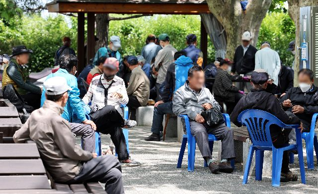 사진은 부산 중구 중앙공원에서 노인들이 삼삼오오 모여 시간을 보내고 있는 모습. 부산일보DB