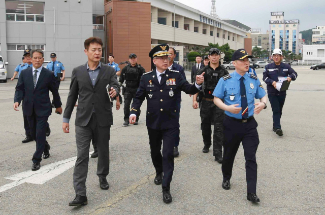 김종욱 해양경찰청장은 26일 경남 통영과 거제를 찾아 민생 현안을 살피고 최근 사회 문제로 대두된 불특정 다수를 향한 묻지마 범죄 대응 태세를 점검했다. 통영해양경찰서 제공