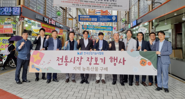 KTL 추석맞이 전통시장 장보기 행사 현장(단체사진). 왼쪽 3번째부터 진주청과시장상인회 정대용 회장, 진주중앙유등시장상인회 강대운 회장, KTL 김세종 원장, 진주포럼 김영기 상임대표, KTL 김대성 비상임이사, KTL 이충원 경영지원본부장, KTL 양재웅 운영지원실장, KTL 홍성진 ESG홍보실장, KTL 이도명 수석행정원. KTL 제공