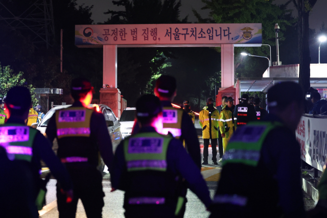 더불어민주당 이재명 대표에 대한 구속 전 피의자 심문(영장심사)이 장시간 계속되는 가운데 26일 오후 이 대표 구속에 대한 찬·반 시위가 계속되는 서울구치소 앞에 경찰이 배치돼 있다. 연합뉴스