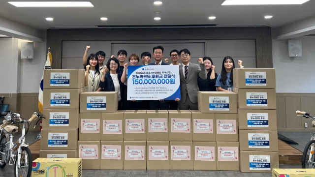 한국가스공사는 임직원 성금 1억 5000만 원을 대구지역 소외계층 1020명에게 지원했다(가운데 이정진 가스공사 상생기획부장). 가스공사 제공