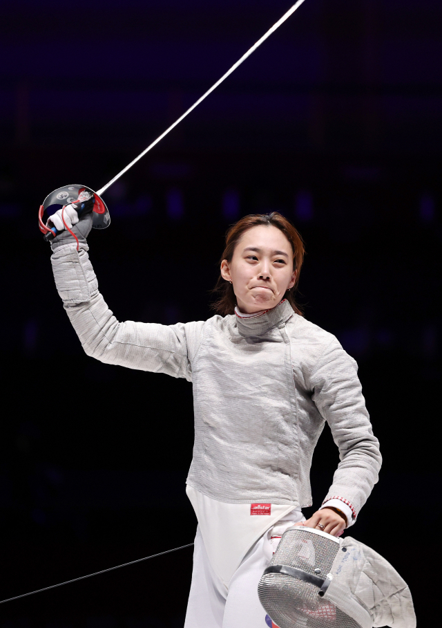 26일 중국 항저우 전자대학 체육관에서 열린 19회 항저우 아시안게임 펜싱 여자 사브르 개인 결승전에서 한국 윤지수가 중국 사오 야치에게 승리를 거둔 뒤 환호하고 있다. 연합뉴스