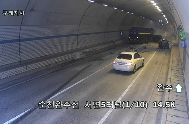 화물 차량이 2차로 주행 중 전방주시태만으로 전방 서행차량을 뒤늦게 인지하고 1차로로 차선변경 후 선행사고로 1차로 정차중인 다수 차량 추돌한 사고. 한국도로공사 제공