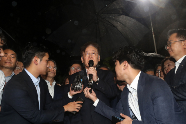 서울중앙지법이 27일 더불어민주당 이재명 대표에 대한 구속 전 피의자 심문 뒤 검찰이 청구한 구속영장을 기각했다. 더불어민주당 이재명 대표가 27일 경기 의왕 서울구치소를 나서며 발언하고 있다. 연합뉴스