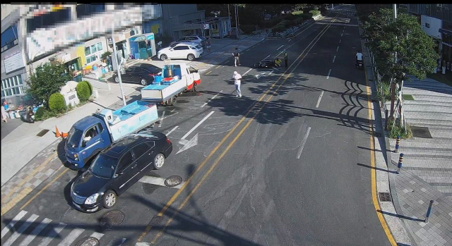 지난 8월 6일 오전 7시 50분께 수영구 민락동 민락어민활어직판장 앞 도로에서 면허가 취소된 상태로 차를 운전하던 40대 남성이 우측에서 진입하던 오토바이를 들이받고 도주했다.부산남부경찰서 제공