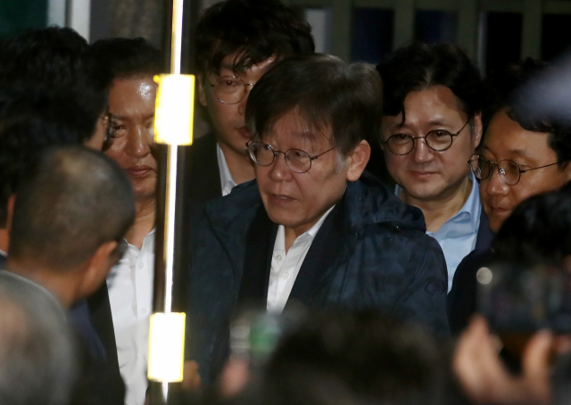 이재명 더불어민주당 대표가 27일 새벽 구속영장이 기각된 후 경기도 의왕시 서울구치소를 나서며 민주당 의원들과 인사를 나누고 있다. 연합뉴스