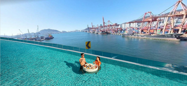 북항을 조망하는 우암고가도로 인피니티 풀.