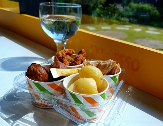 고속도로 휴게소 인기간식을 함께 모은 묶음 간식 꾸러미. 최대 33% 할인 판매한다. 한국도로공사 제공