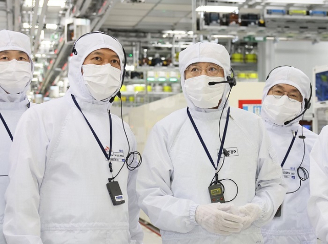 추경호 부총리 겸 기획재정부 장관이 지난 9월 27일 경기도 이천 SK하이닉스 이천사업장을 방문해 반도체 생산 현장을 둘러보며 관계자의 설명을 듣고 있다. 기재부 제공